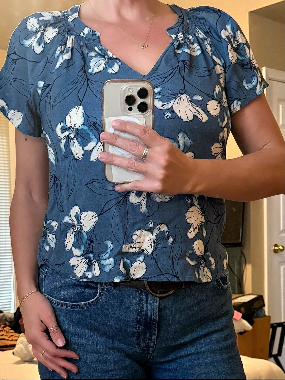 LoveStitch Floral Short Sleeve Blouse in Blue & White Size Small